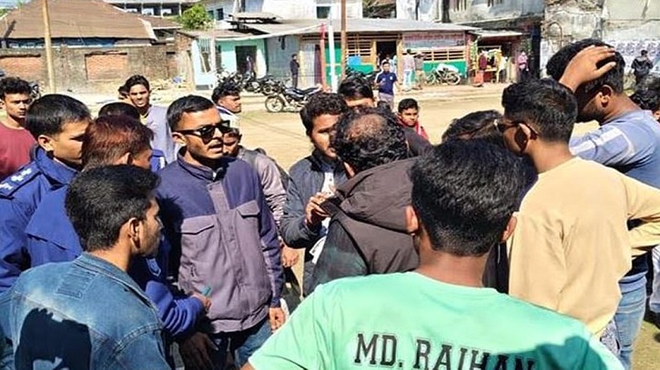 বৈষম্যবিরোধী-নাগরিক কমিটির নেতাকর্মীদের হাতাহাতি বৈষম্যবিরোধী-নাগরিক কমিটির নেতাকর্মীদের হাতাহাতি