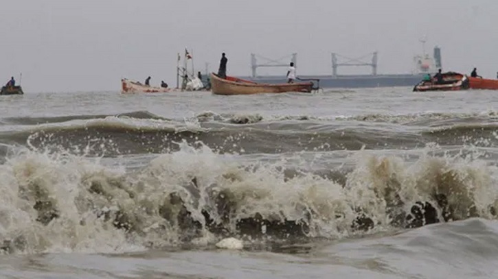 সমুদ্রবন্দরে ৩ নম্বর সতর্ক সংকেত, মাছ ধরায় নিষেধাজ্ঞা