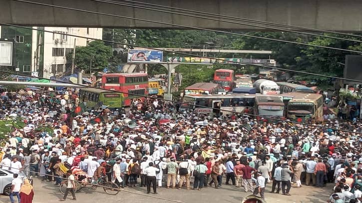 ব্যারিকেড ভেঙে এমপিওভুক্ত শিক্ষকদের শাহবাগ অবরোধ, যান চলাচল বন্ধ ব্যারিকেড ভেঙে এমপিওভুক্ত শিক্ষকদের শাহবাগ অবরোধ, যান চলাচল বন্ধ