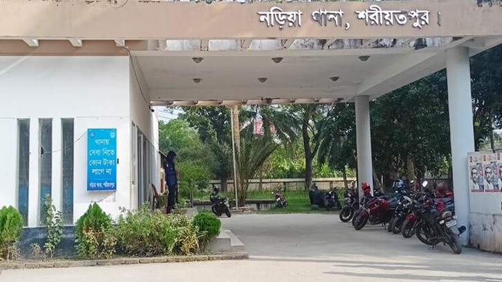 অস্ত্রের ভয় দেখিয়ে স্কুলছাত্রীকে তুলে নিয়ে সংঘবদ্ধ ধর্ষণের অভিযোগ অস্ত্রের ভয় দেখিয়ে স্কুলছাত্রীকে তুলে নিয়ে সংঘবদ্ধ ধর্ষণের অভিযোগ