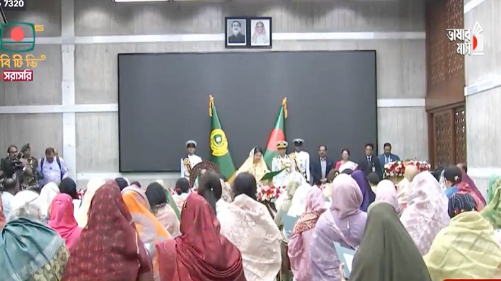 শপথ নিলেন সংরক্ষিত আসনের নারী সংসদ সদস্যরা শপথ নিলেন সংরক্ষিত আসনের নারী সংসদ সদস্যরা