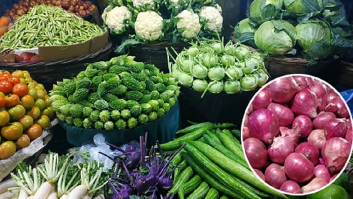 বাড়তি দামের বেড়াজালে হতাশ ক্রেতারা