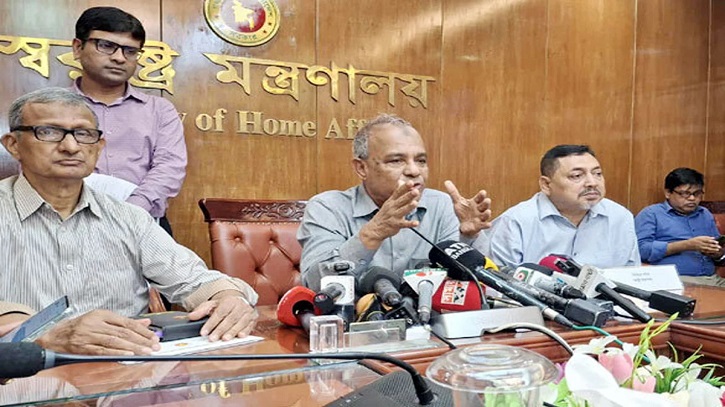 নির্বাচনের আগে এসপি-ওসিদের বদলি-পদায়ন হবে প্রকাশ্য লটারিতে: স্বরাষ্ট্র উপদেষ্টা নির্বাচনের আগে এসপি-ওসিদের বদলি-পদায়ন হবে প্রকাশ্য লটারিতে: স্বরাষ্ট্র উপদেষ্টা