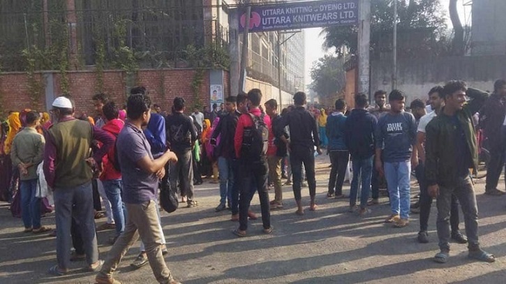 গাজীপুরে ফের সড়ক অবরোধ করে শ্রমিকদের বিক্ষোভ গাজীপুরে ফের সড়ক অবরোধ করে শ্রমিকদের বিক্ষোভ