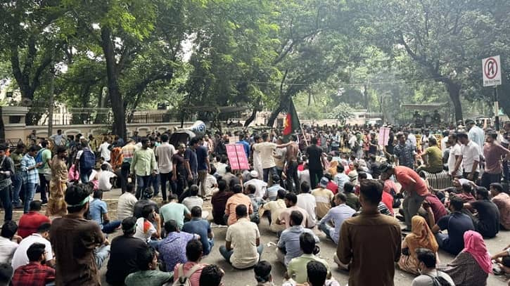 পুলিশি বাধা পেরিয়ে প্রধান উপদেষ্টার বাসভবন যমুনার সামনে শিক্ষার্থীদের স্লোগান পুলিশি বাধা পেরিয়ে প্রধান উপদেষ্টার বাসভবন যমুনার সামনে শিক্ষার্থীদের স্লোগান