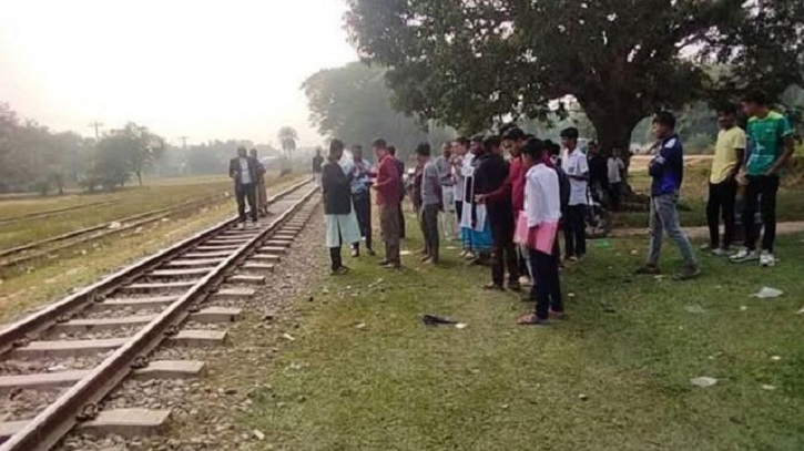 দুই শিশুসন্তানকে নিয়ে ট্রেনের নিচে ঝাঁপ দিলেন মা