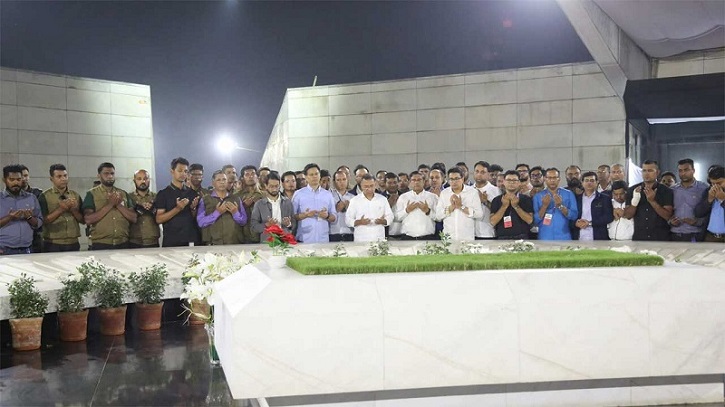 বাবা-মা’র কবর জিয়ারতে নির্বাচনি প্রচারণা শেষ করেছেন তারেক রহমান