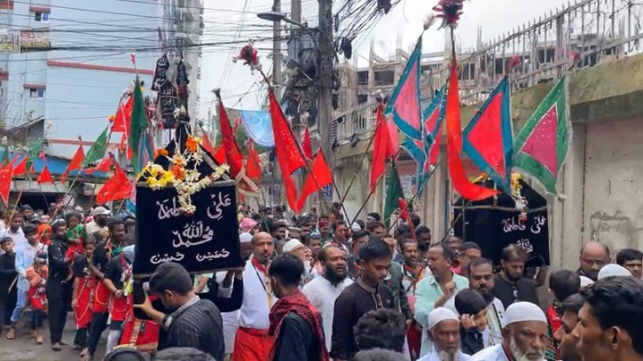 আজ ১০ মহররম, পুরান ঢাকার হোসাইনী দালান থেকে তাজিয়া মিছিল শুরু আজ ১০ মহররম, পুরান ঢাকার হোসাইনী দালান থেকে তাজিয়া মিছিল শুরু