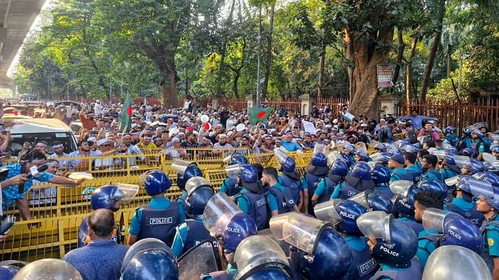 শিক্ষকদের ‘ভুখা মিছিল’ আটকে দিল পুলিশ