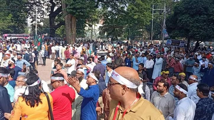 শহীদ মিনারে প্রাথমিক শিক্ষকদের লাগাতার অবস্থান কর্মসূচি শুরু