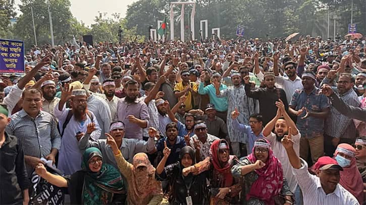 শহিদ মিনারে লাগাতার অবস্থানে প্রাথমিক শিক্ষকরা, দুই উপদেষ্টার পদত্যাগ দাবি