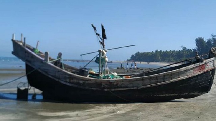 অস্ত্রের মুখে জিম্মি করে চার জেলেকে নিয়ে গেছে আরাকান আর্মি