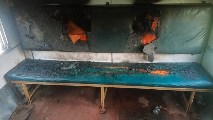 ট্রেনের বগিতে নাশকতার উদ্দেশে গানপাউডার দিয়ে আগুন দিয়েছে দুর্বৃত্তরা