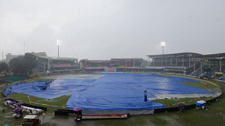 বৃষ্টিতে শেষ প্রথম দিনের খেলা