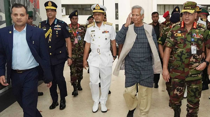 সেনাবাহিনীর মহড়া দেখতে রাজবাড়ী পৌঁছেছেন প্রধান উপদেষ্টা সেনাবাহিনীর মহড়া দেখতে রাজবাড়ী পৌঁছেছেন প্রধান উপদেষ্টা