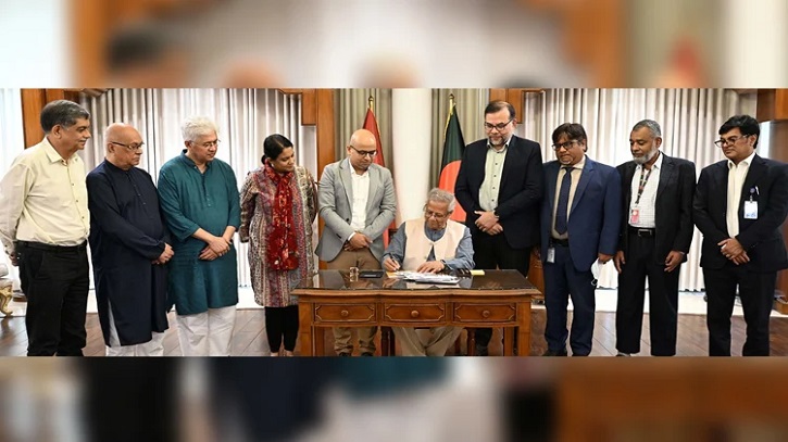 স্মারক ডাকটিকিট অবমুক্ত প্রধান উপদেষ্টার স্মারক ডাকটিকিট অবমুক্ত প্রধান উপদেষ্টার