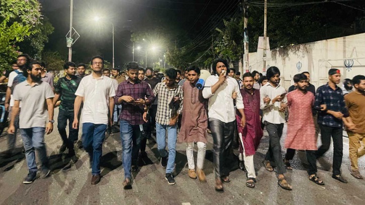 পিএসসি সংস্কারের আট দফা দাবিতে শাহবাগ অবরোধ