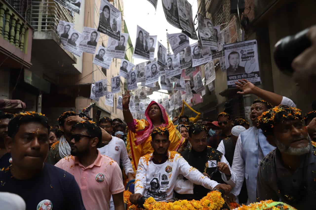 ডা. সেলিনা হায়াত আইভীর নির্বাচনী প্রচারণায় ফুলের ব্যবহার ছিলো লক্ষণীয়