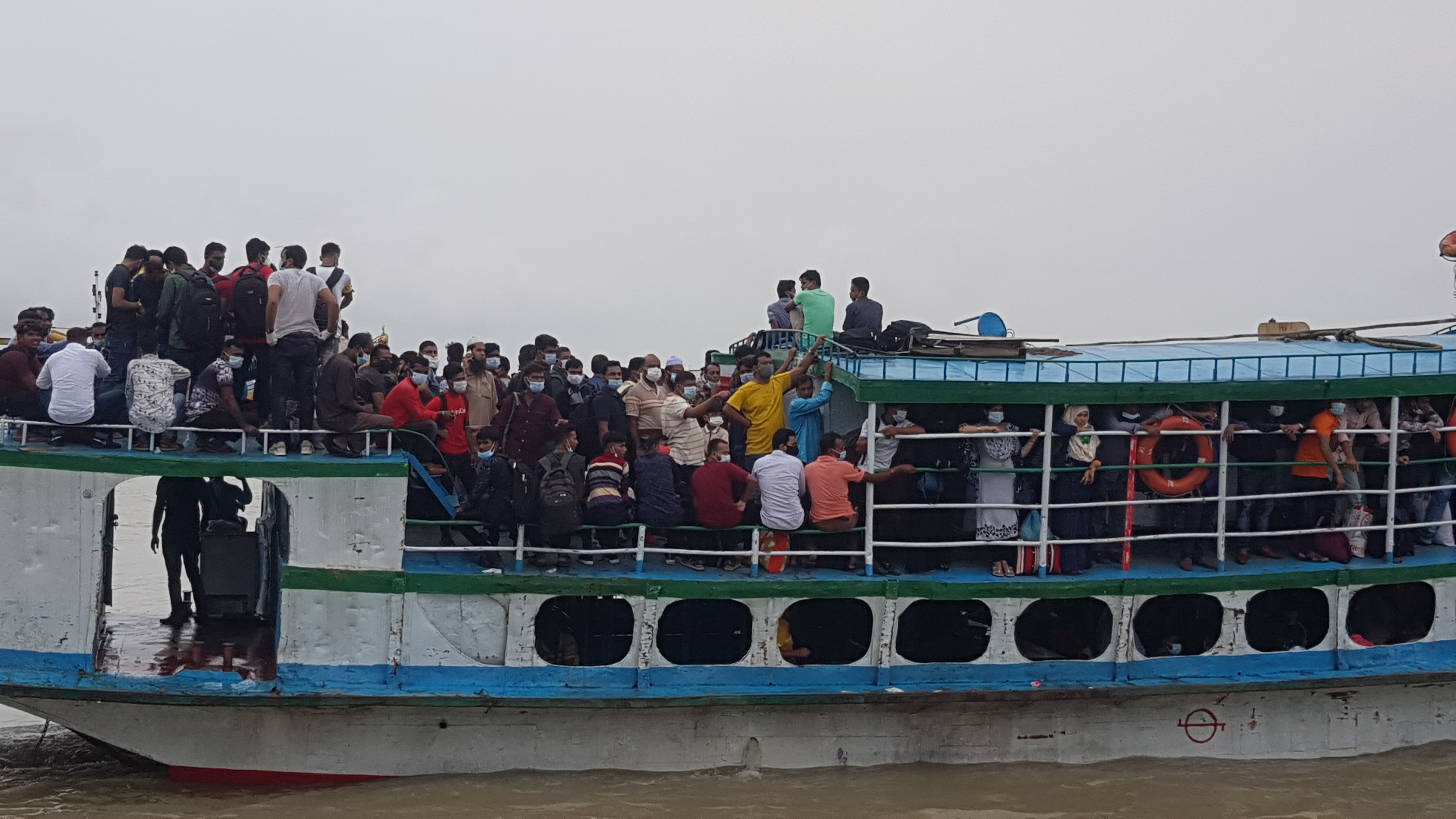 ফেরির পাশাপাশি ছোট লঞ্চগুলো চলেছে ধারণক্ষমতার অধিক যাত্রী নিয়ে, সেখানে স্বাস্থ্যবিধি মানার নির্দেশ স্বপ্ন মাত্র