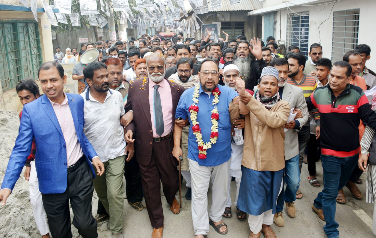 নির্বাচনী প্রচারণায় আত্নবিশ্বাসী অ্যাডভোকেট তৈমুর আলম খন্দকার