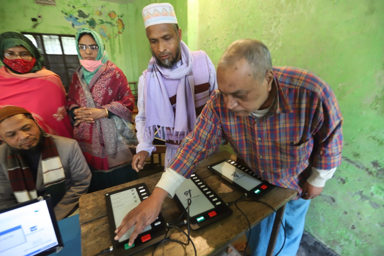 ইভিএম পদ্ধতি শেখার জন্য ছিলো সব বয়স ও পেশার মানুষের আগ্রহ