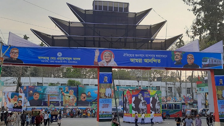 প্রধানমন্ত্রী শেখ হাসিনার আগমনকে কেন্দ্র করে ব্যানার, ফেস্টুন ও তোরণে ছেয়ে গেছে পুরো শহর 