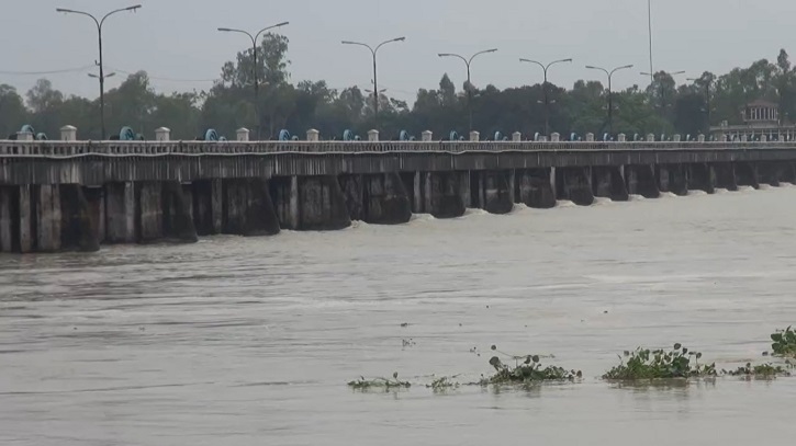 তিস্তাপাড়ে নদী তীরবর্তী নিম্নাঞ্চলগুলোতে পানি ঢুকতে শুরু করেছে (ছবি: গোকুল রায়; রেডিও টুডে)